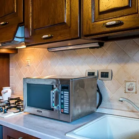 Vinciluna 4, Emma Βίλα Κορτόνα